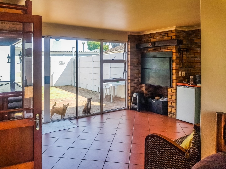 To Let 3 Bedroom Property for Rent in Bothasig Western Cape